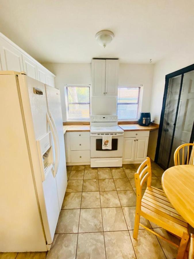 Two Fully Equipped Apartments And A Studio 5 Miles From The Beach St. Petersburg Exteriör bild